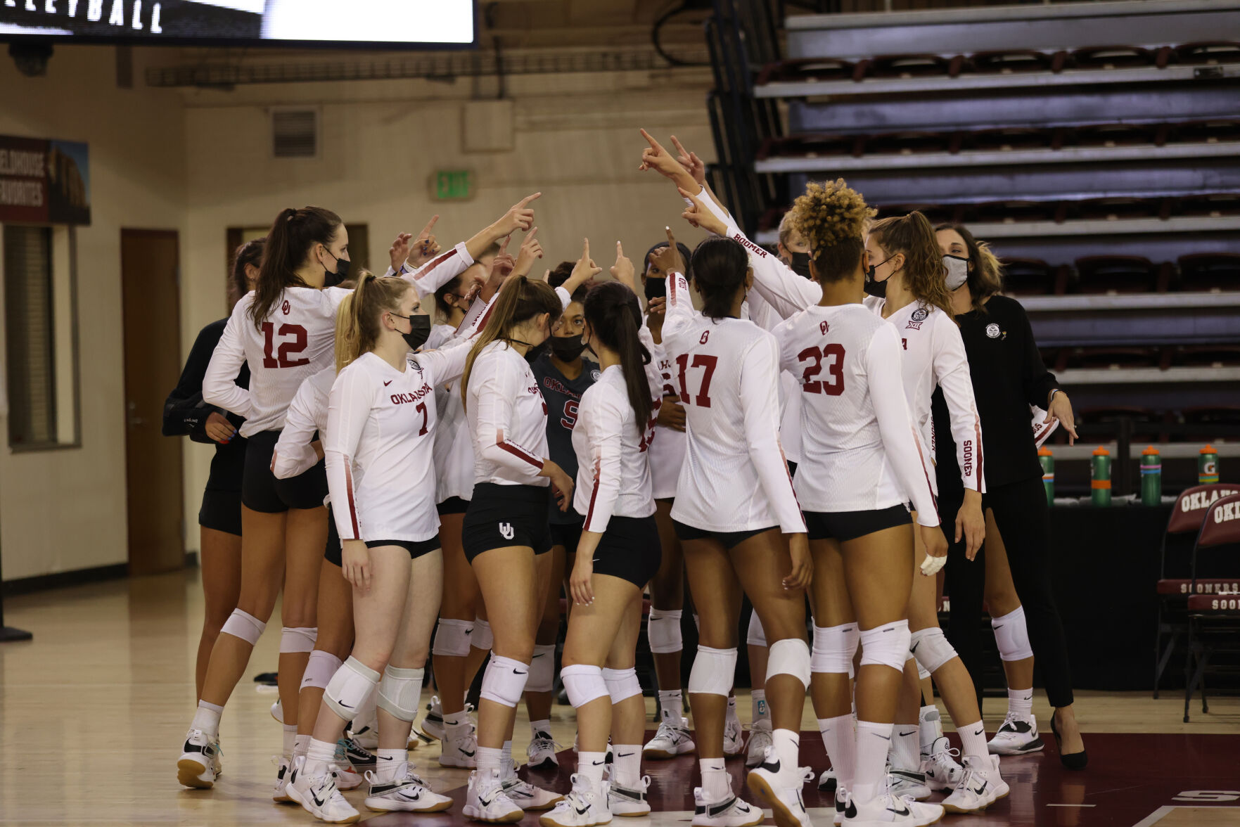 Sooners huddle